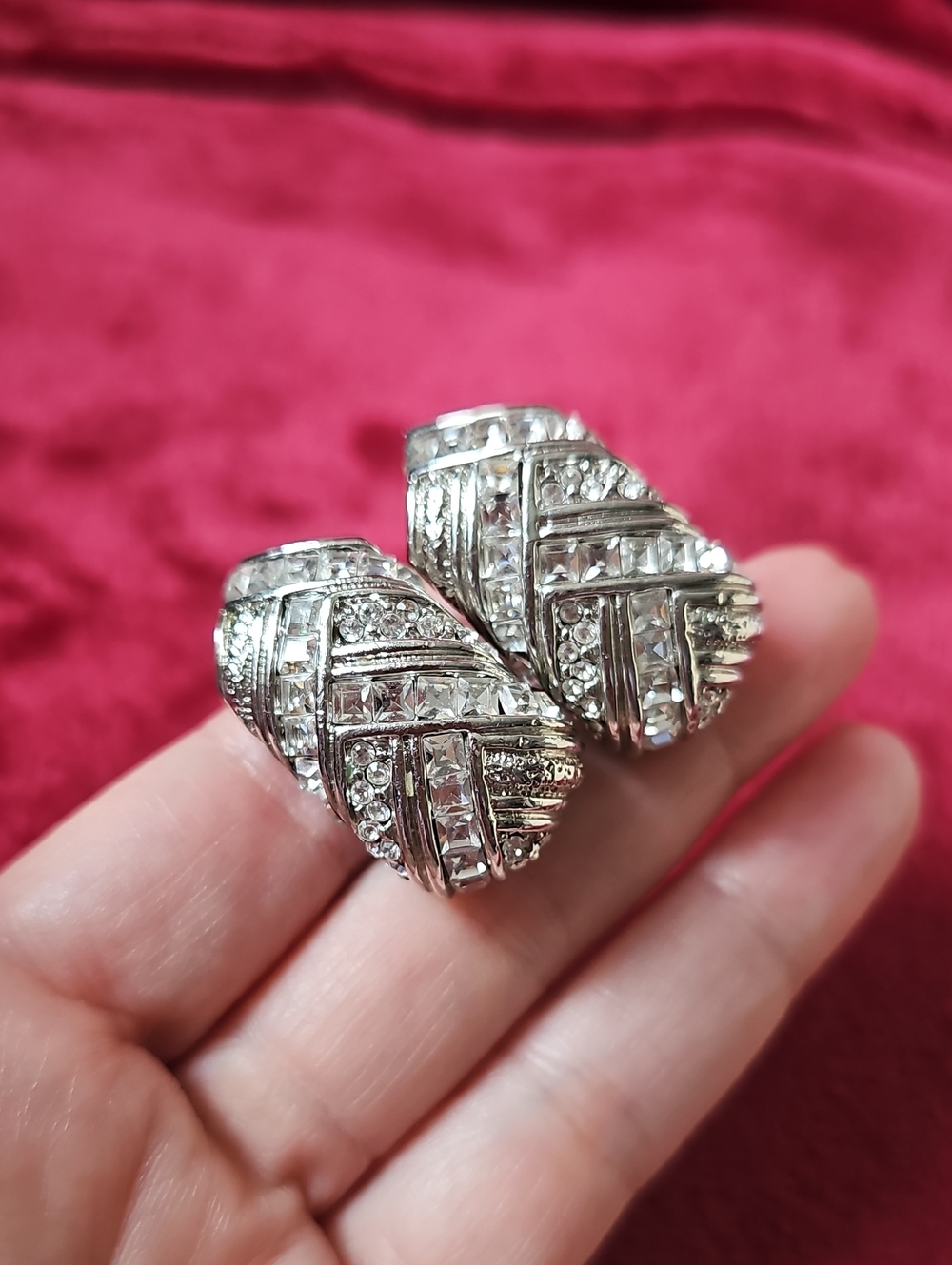 Vintage Sivertone Rhinestone Clip On Earrings.